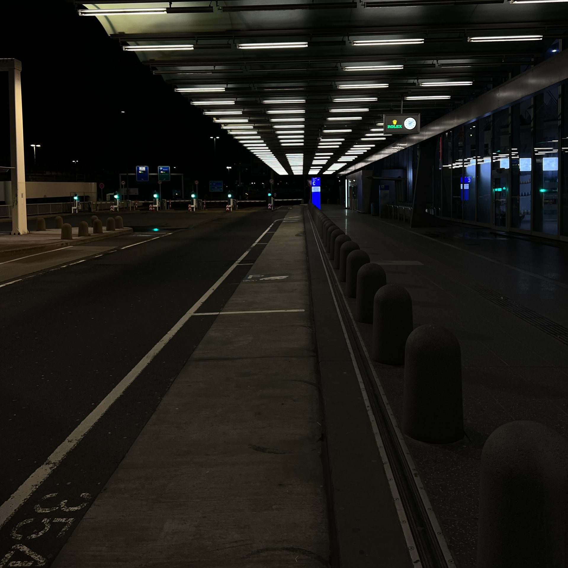 Abflugebene am Flughafen Frankfurt bei Nacht